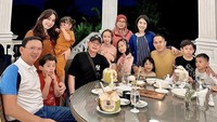 Pada momen lain, ibu tiga anak itu kumpul bersama keluarga di restoran berbeda. Kali ini mereka menikmati makanan dan minum kelapa muda di Emeralda Golf Club. Foto: Instagram @puputnastitidevi