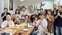 Puput Nastiti tetap ikut merayakan hari Raya Idul Fitri bersama keluarga besar. Hidangan khas hari raya, seperti opor hingga makanan lainnya tersedia di meja. Foto: Instagram @puputnastitidevi