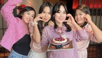 Waktu Puput ulang tahun, ia diberi kejutan oleh sahabat-sabatnya. Kejutannya berupa kue strawberry dihias dengan fresh cream dan pita yang mengelilingi. Foto: Instagram @puputnastitidevi