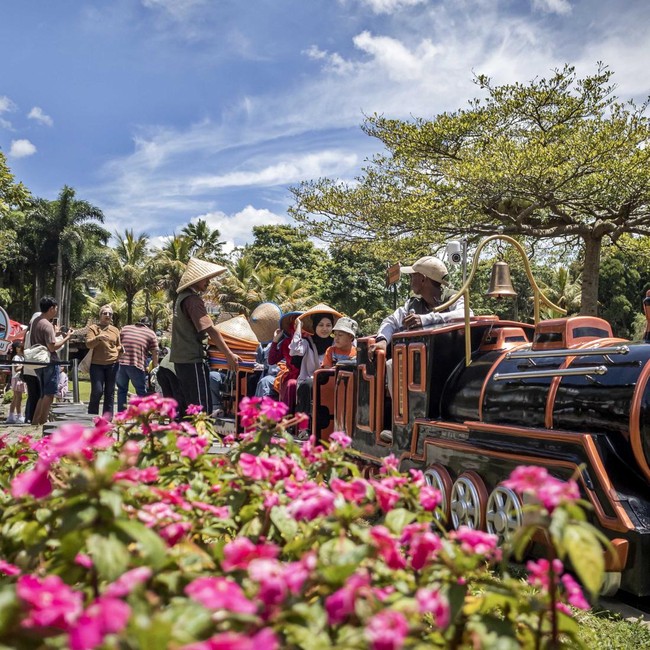 Potret Lembang Ramai Wisatawan saat Libur Panjang Natal