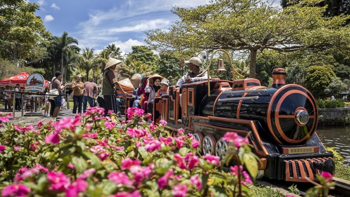 Wisatawan menaiki wahana perahu di objek wisata Floating Market Lembang, Kabupaten Bandung Barat, Jawa Barat, Kamis (25/12/2025). Menurut pengelola, pada momen libur panjang Natal 2025 dan Tahun Baru 2026 kunjungan wisatawan di objek wisata tersebut meningkat sekitar 20 persen atau 5.000 sampai 6.000 pengunjung per hari dibandingkan dengan periode yang sama pada tahun lalu. ANTARA FOTO/Abdan Syakura/rwa.