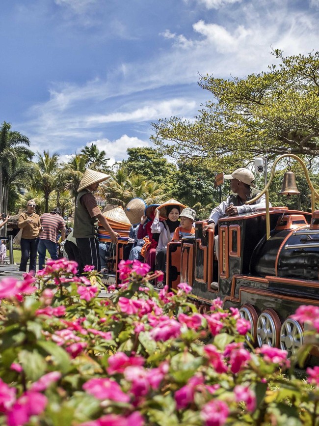 Potret Lembang Ramai Wisatawan saat Libur Panjang Natal