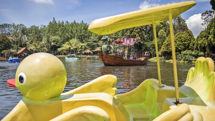 Wisatawan menaiki wahana perahu di objek wisata Floating Market Lembang, Kabupaten Bandung Barat, Jawa Barat, Kamis (25/12/2025). Menurut pengelola, pada momen libur panjang Natal 2025 dan Tahun Baru 2026 kunjungan wisatawan di objek wisata tersebut meningkat sekitar 20 persen atau 5.000 sampai 6.000 pengunjung per hari dibandingkan dengan periode yang sama pada tahun lalu. ANTARA FOTO/Abdan Syakura/rwa.