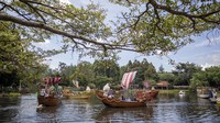 Wisatawan menaiki perahu di kawasan Floating Market Lembang, Kabupaten Bandung Barat, Jawa Barat, memanfaatkan libur panjang Natal. Foto: ANTARA FOTO/Abdan Syakura