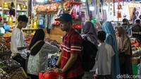 Tidak hanya pakaian, pengunjung yang datang juga berburu makanan ringan atau cemilan. Banyak dari masyarakat memanfaatkan waktu libur untuk berbelanja bersama keluarga. 