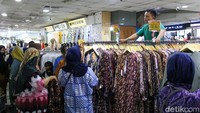 Keramaian terlihat di akses masuk pasar, sementara petugas pengelola dan keamanan mengatur arus pengunjung agar aktivitas tetap tertib. 