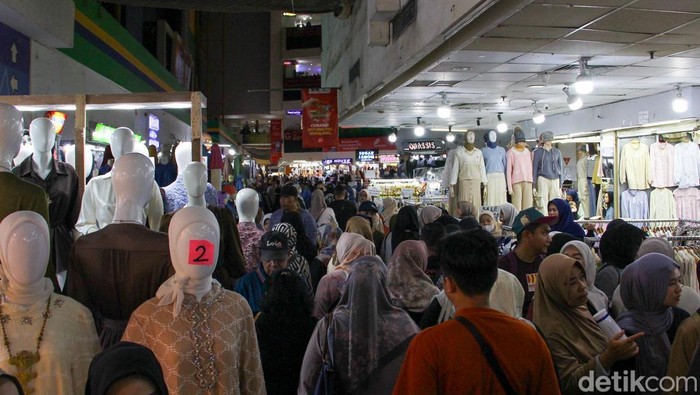 Pembeli memadati sejumlah blok di Pasar Tanah Abang, Jakarta, Jumat (26/12/2025), terutama di area penjualan pakaian dan kain yang menjadi favorit pengunjung.