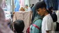Momen libur Natal dan cuti bersama mendorong meningkatnya jumlah warga yang datang berbelanja kebutuhan sandang menjelang akhir tahun. 