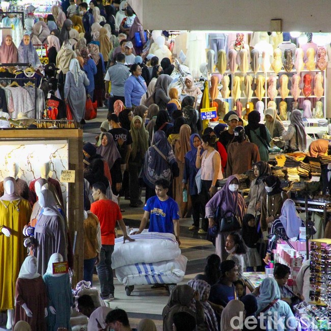 Potret Pasar Tanah Abang Diserbu Pengunjung Saat Libur Panjang Natal