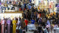 Suasana padat pengunjung menunjukkan Pasar Tanah Abang tetap menjadi pusat belanja utama warga Jakarta dan sekitarnya saat musim liburan. 
