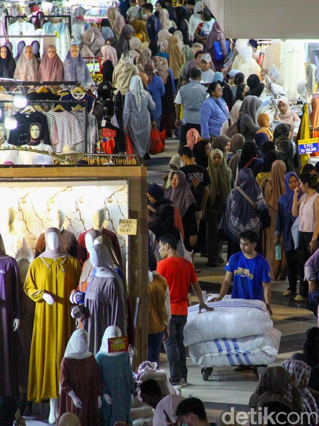 Potret Pasar Tanah Abang Diserbu Pengunjung Saat Libur Panjang Natal