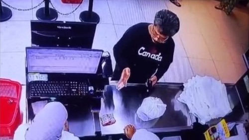 Pria (baju hitam) meludahi kasir wanita di salah satu swalayan di Makassar usai ditegur memotong antrean.