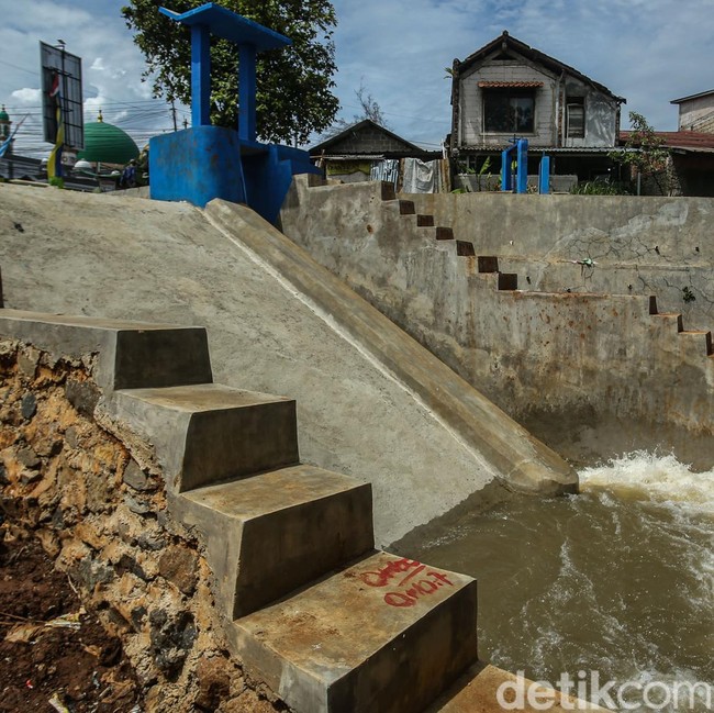 Proyek Rp 1,8 Miliar, Revitalisasi Kali di Jembatan Serong Depok Hampir Rampung