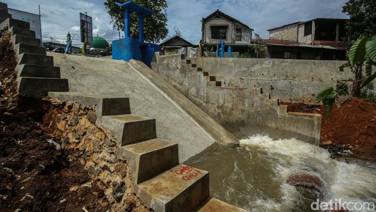 Proyek Rp 1,8 Miliar, Revitalisasi Kali di Jembatan Serong Depok Hampir Rampung