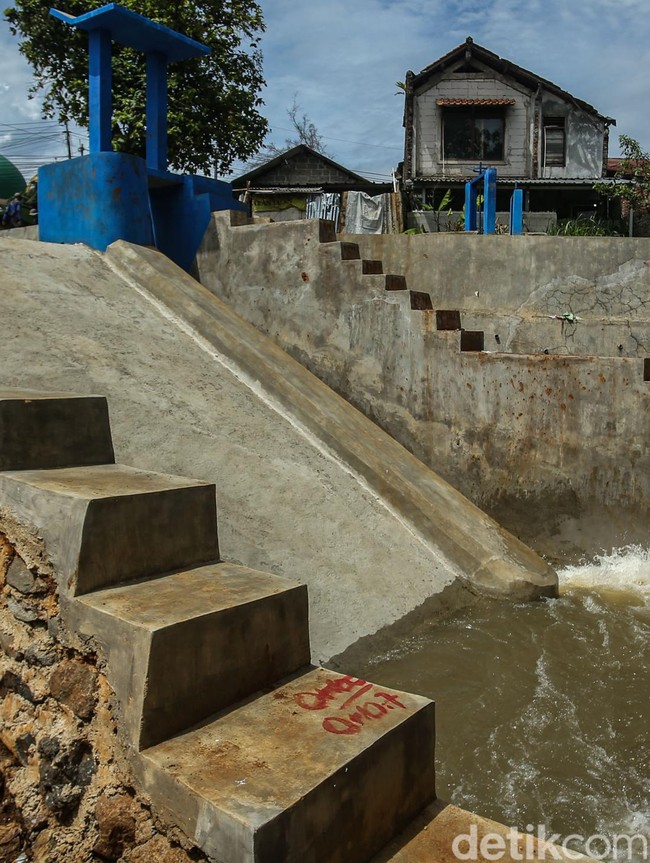 Proyek Rp 1,8 Miliar, Revitalisasi Kali di Jembatan Serong Depok Hampir Rampung