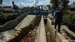 Proyek Rp 1,8 Miliar, Revitalisasi Kali di Jembatan Serong Depok Hampir Rampung