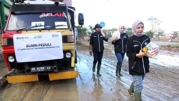 Relawan ikut membantu mendistribusikan bantuan ke lokasi terdampak bencana. (Foto: dok. BRI) Relawan ikut membantu mendistribusikan bantuan ke lokasi terdampak bencana. (Foto: dok. BRI)