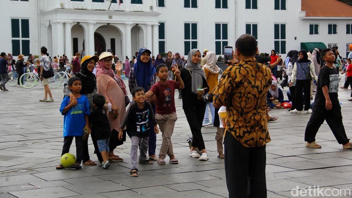 Ribuan Pengunjung Nikmati Libur Natal di Kawasan Kota Tua Jakarta Kawasan Kota Tua Jakarta dipadati pengunjung pada H+1 Natal, Jumat (26/12/2025). Warga memanfaatkan libur untuk berwisata sejarah dan menikmati ruang publik.