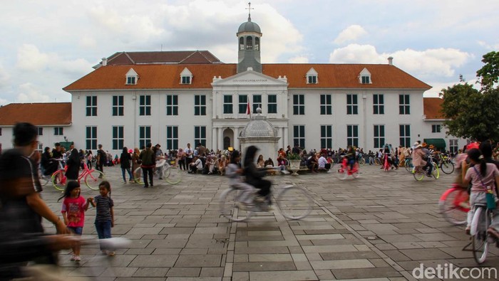 Ribuan Pengunjung Nikmati Libur Natal di Kawasan Kota Tua Jakarta Kawasan Kota Tua Jakarta dipadati pengunjung pada H+1 Natal, Jumat (26/12/2025). Warga memanfaatkan libur untuk berwisata sejarah dan menikmati ruang publik.