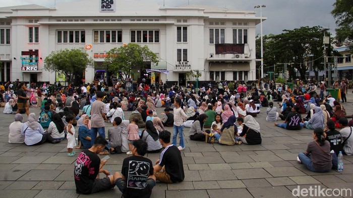 Kawasan Kota Tua Jakarta dipadati pengunjung pada H+1 Natal, Jumat (26/12/2025). Warga memanfaatkan libur untuk berwisata sejarah dan menikmati ruang publik.