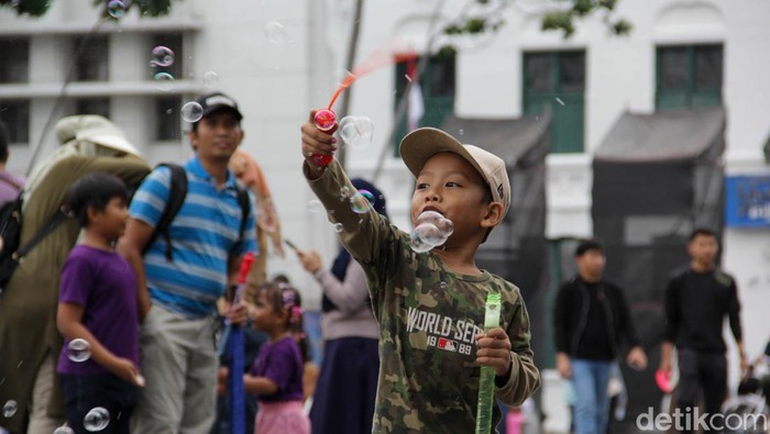 Ribuan Pengunjung Nikmati Libur Natal di Kawasan Kota Tua Jakarta Kawasan Kota Tua Jakarta dipadati pengunjung pada H+1 Natal, Jumat (26/12/2025). Warga memanfaatkan libur untuk berwisata sejarah dan menikmati ruang publik.