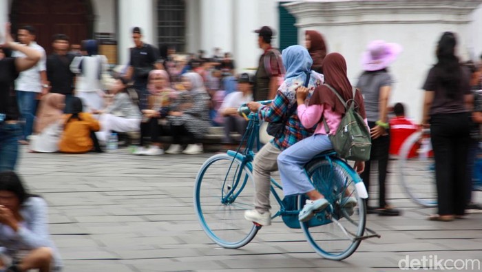 Ribuan Pengunjung Nikmati Libur Natal di Kawasan Kota Tua Jakarta Kawasan Kota Tua Jakarta dipadati pengunjung pada H+1 Natal, Jumat (26/12/2025). Warga memanfaatkan libur untuk berwisata sejarah dan menikmati ruang publik.