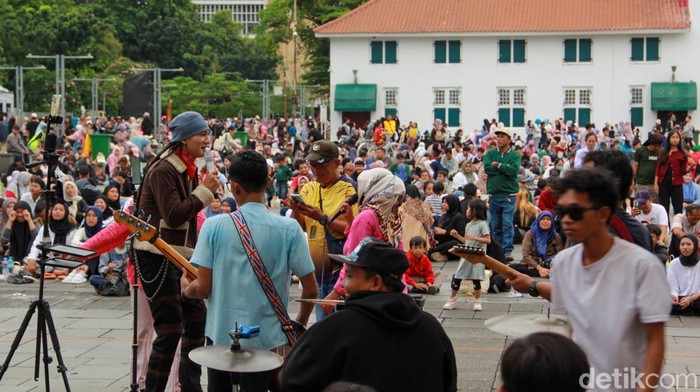 Ribuan Pengunjung Nikmati Libur Natal di Kawasan Kota Tua Jakarta Kawasan Kota Tua Jakarta dipadati pengunjung pada H+1 Natal, Jumat (26/12/2025). Warga memanfaatkan libur untuk berwisata sejarah dan menikmati ruang publik.