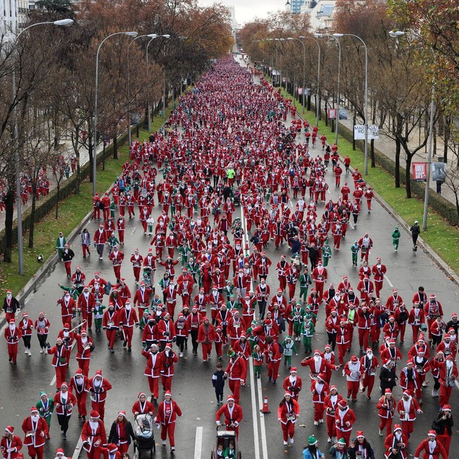 Ribuan Sinterklas Semarakkan Natal dengan Lari Amal