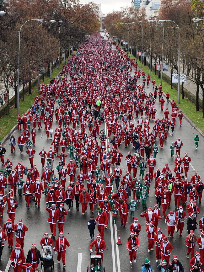 Ribuan Sinterklas Semarakkan Natal dengan Lari Amal