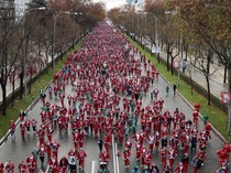 Ribuan Sinterklas Semarakkan Natal dengan Lari Amal