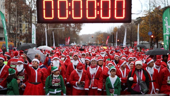 People wearing Santa Claus outfits wait for the start of a charity race to collect funds to help young people at risk of social exclusion, in Madrid, Spain, December 21, 2025. REUTERS/Alejandro Martinez Velez
