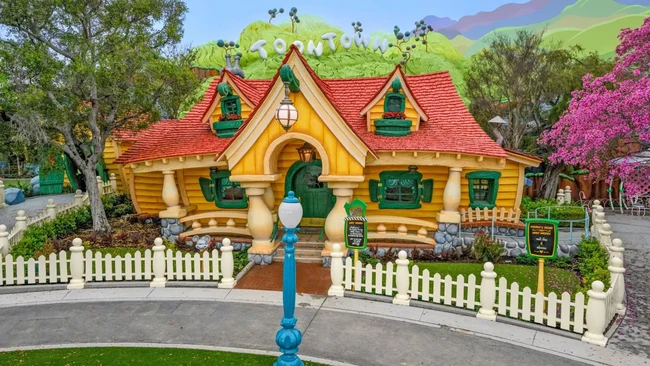 Nggak Cuma di Animasi, Deretan Rumah Ini Dibangun di Dunia Nyata!
