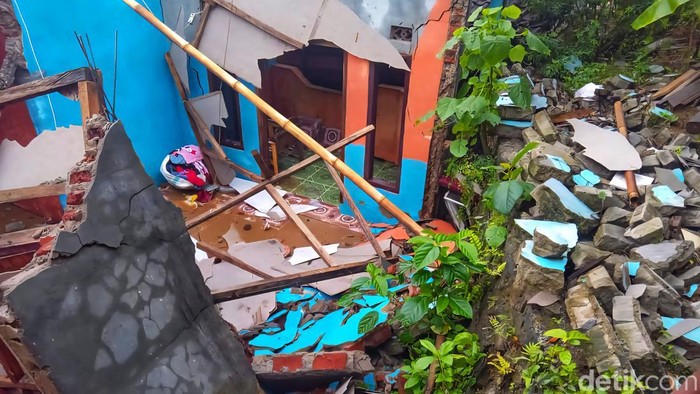 15 Rumah di Kampung Gempol Sukabumi Ambruk Lagi