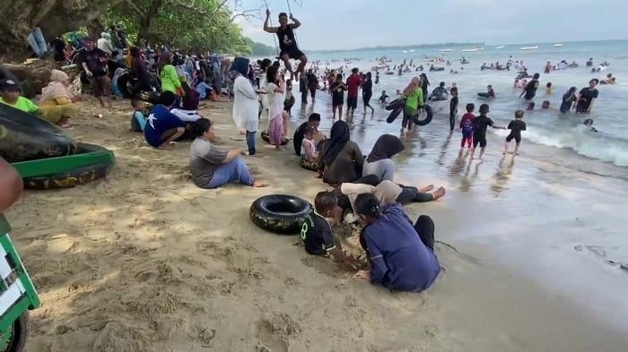 H+1 Natal, Pantai Carita Pandeglang Diserbu Wisatawan