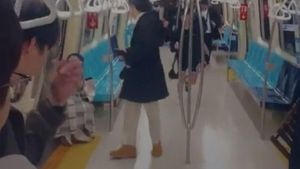 Video Serangan Panik di MRT Taipei, Pria Ini Buat Penumpang Berlarian