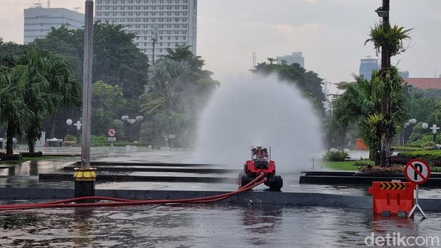Simulasi robot Fire Fighting Robotic baru milik Damkar Surabaya ketika menyemprot.