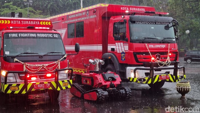 Simulasi robot Fire Fighting Robotic baru milik Damkar Surabaya ketika menyemprot.
