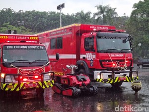 Canggih! Damkar Surabaya Kini Punya 2 Robot Pemadam Kebakaran Rp 18 M