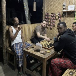 Mood Banget! Snoop Dogg sampai Eminem Ngeronda Sambil Ngeteh