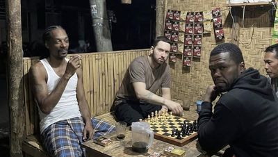 Mood Banget! Snoop Dogg sampai Eminem Ngeronda Sambil Ngeteh