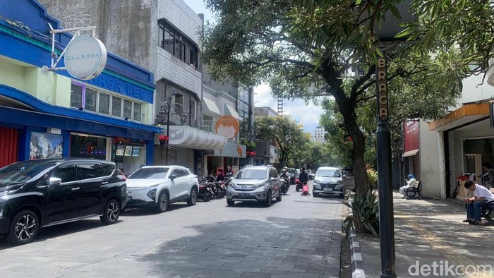 Ramai Saat Nataru, Pengunjung Harap Braga Bandung Bebas Kendaraan