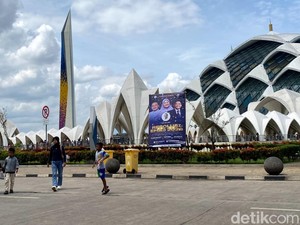 Geliat Wisatawan Kunjungi Masjid Al Jabbar di Libur Tahun Baru