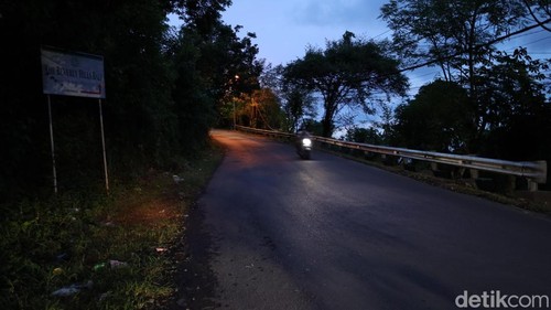 Suasana di tanjakan Jalan Goa Gong Desa Ungasan, Kuta Selatan, Badung, Jumat (26/12/2025). (Aryo Mahendro/detikBali).