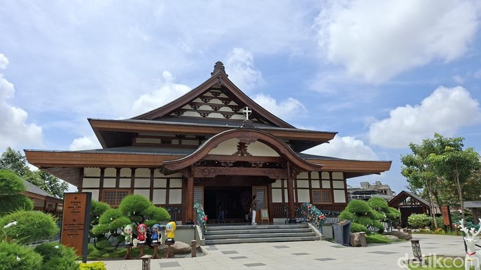 Taman Doa Our Lady of Akita merupakan taman doa yang terletak di PIK 2. Taman doa ini terkenal karena desain arsitekturnya yang mengusung gaya rumah tradisional khas Jepang.
