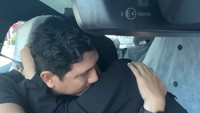 Tantri langsung memeluk suaminya dan mengucapkan terima kasih atas hadiah yang diberikan untuknya. Foto: dok instagram Arda