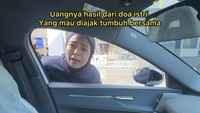Tantri kaget bukan main saat tahu diberikan mobil baru. Ini mobil siapa, yang? Ini kamu uangnya dari mana, yang? Yang, ini mahal yang, ini bohong ya?, ungkap Tantri sembari melihat-lihat mobil tersebut. Foto: dok instagram Arda