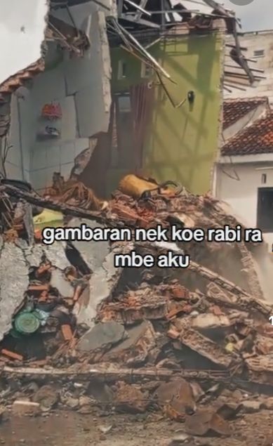 Tembok Rumah Roboh Viral di media sosial sebuah tembok rumah warga mendadak roboh.