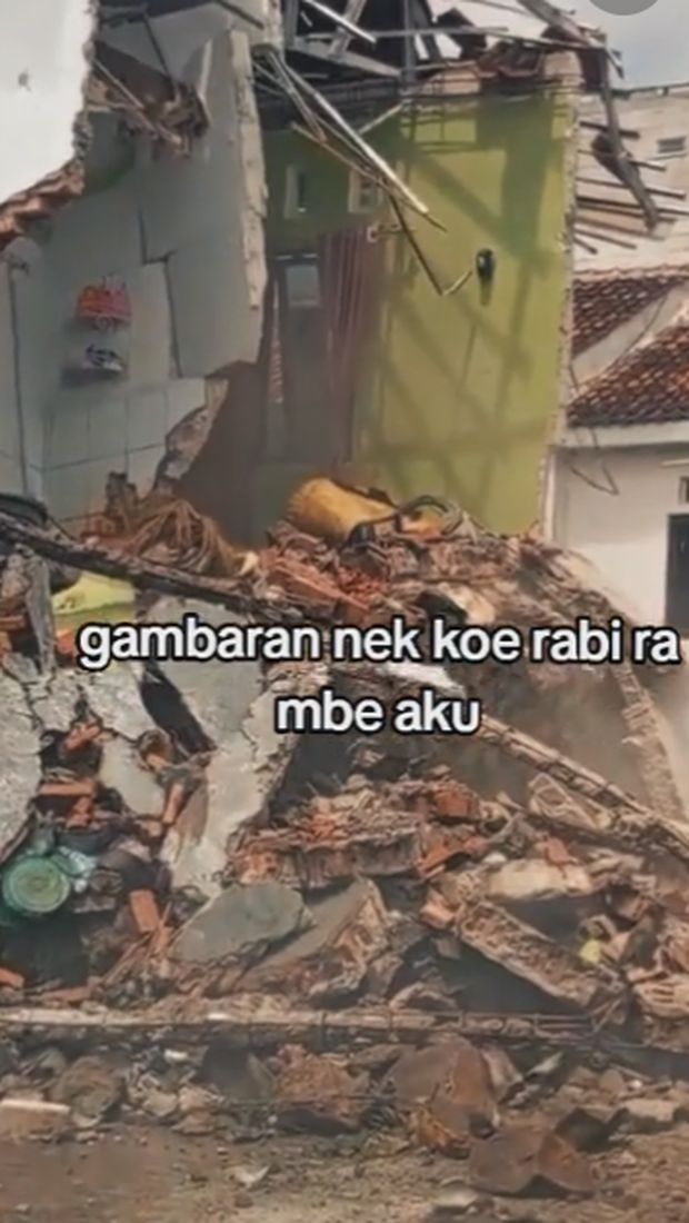 Viral di media sosial sebuah tembok rumah warga mendadak roboh.