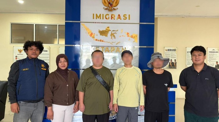 Tiga WN China dideportasi ke negara asal karena terbukti bekerja ilegal di tambang emas Ketapang, Kalbar.