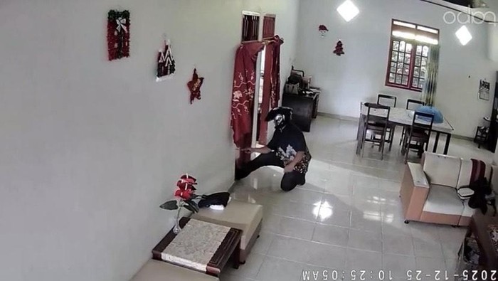Rumah Yohanis Andri di Toraja Utara dibobol saat ibadah Natal. Pelaku mencuri uang Rp 11 juta dan barang berharga.